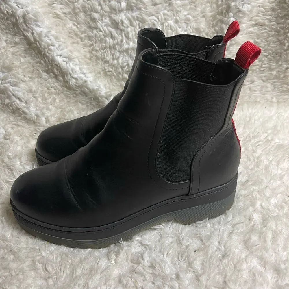 Mia Cayson Black synthetic leather Ankle boots Red back strap chunky sole SZ8.5M